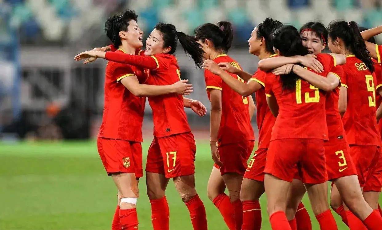 中国女足队员在比赛中展现出色团队合作 中国女足队员在比赛中展现出色团队合作