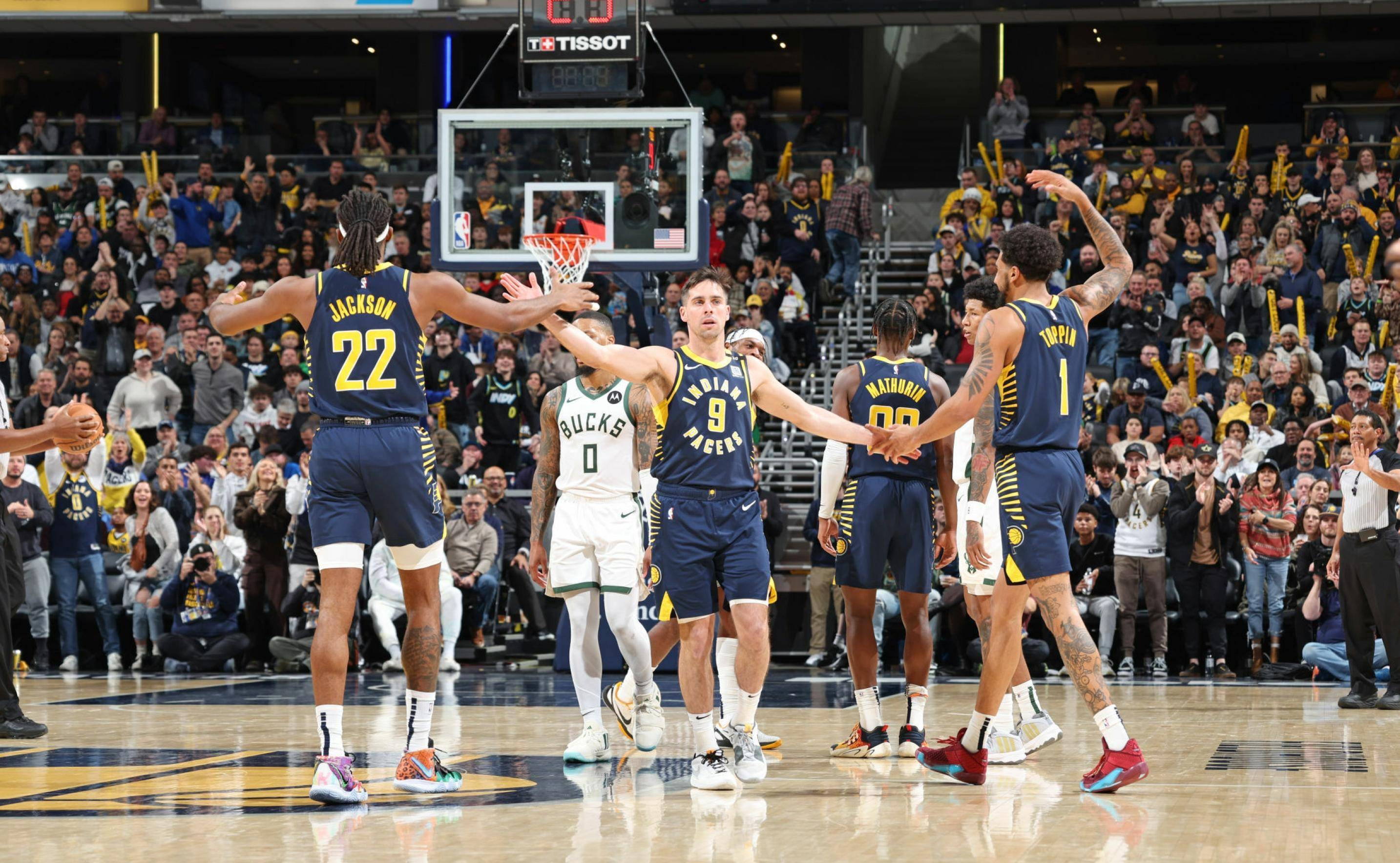 雄鹿队客场以分领先击败步行者队 雄鹿队客场以分领先击败步行者队