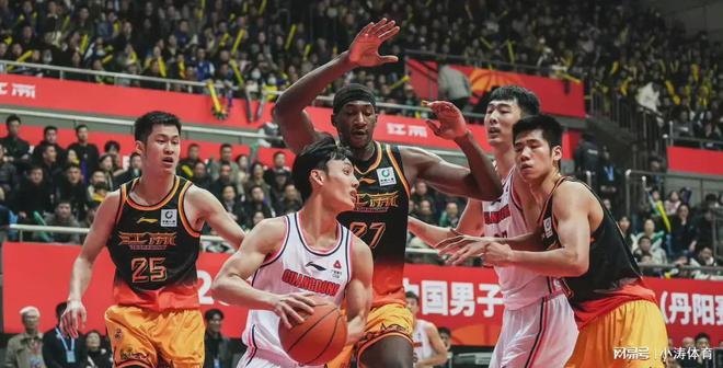 关于江苏男篮在比赛中失利，表现出不俗战斗力的信息
