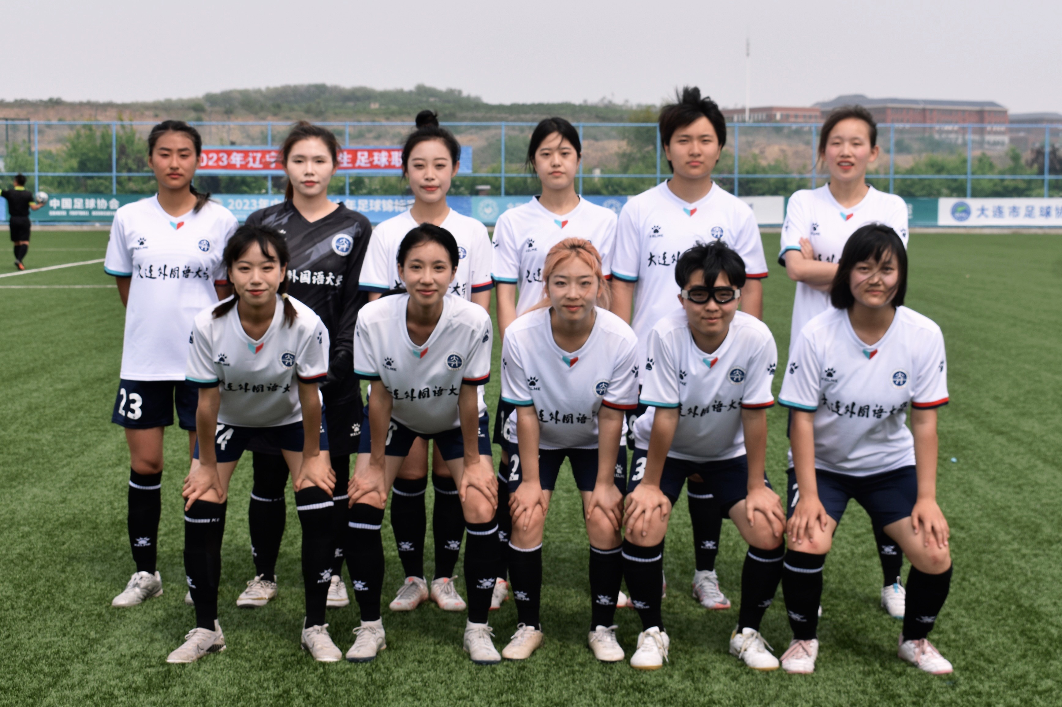 国际女足比赛现场热闹，球迷激情呐喊助威支持