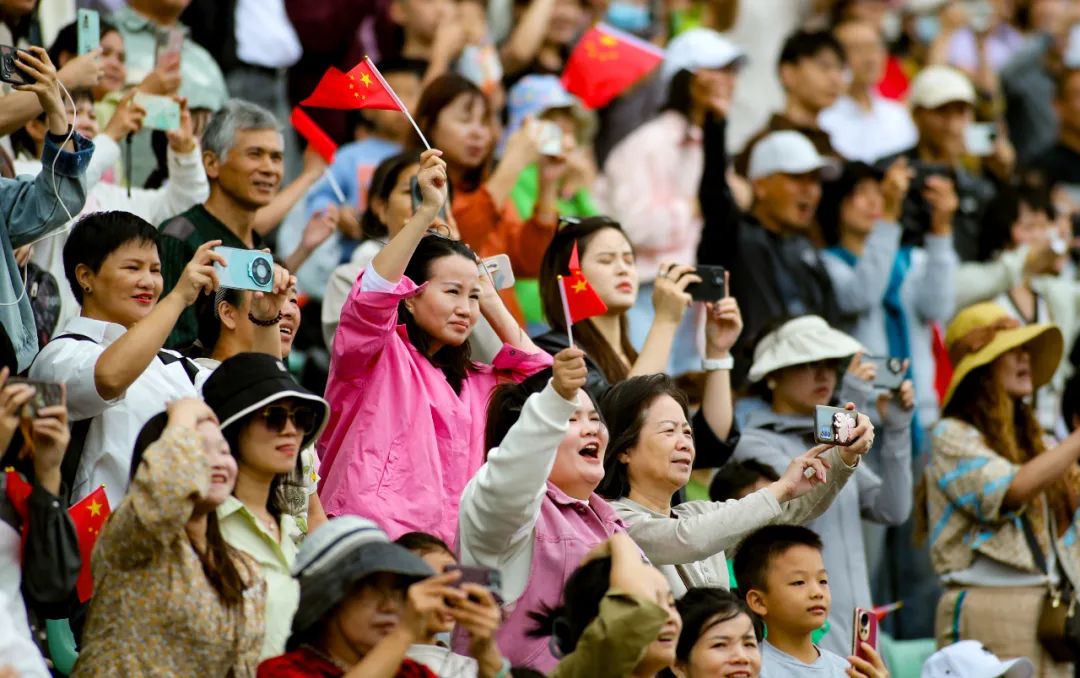 包含观众为运动员的出色表现欢呼不断，场面热闹非凡的词条