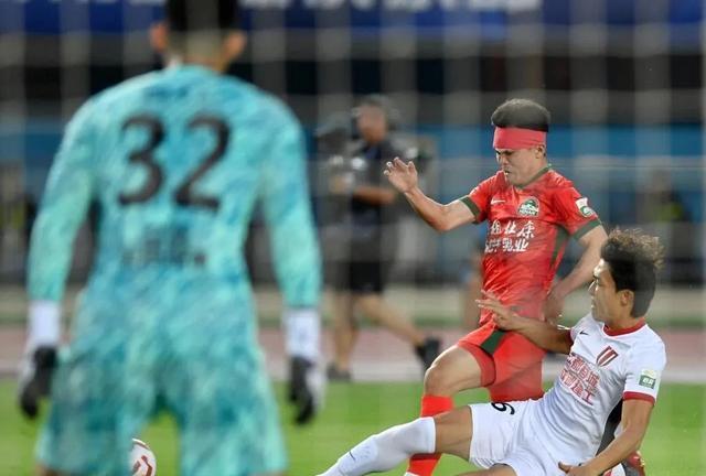中超赛场上意外发生，球员表现受到关注