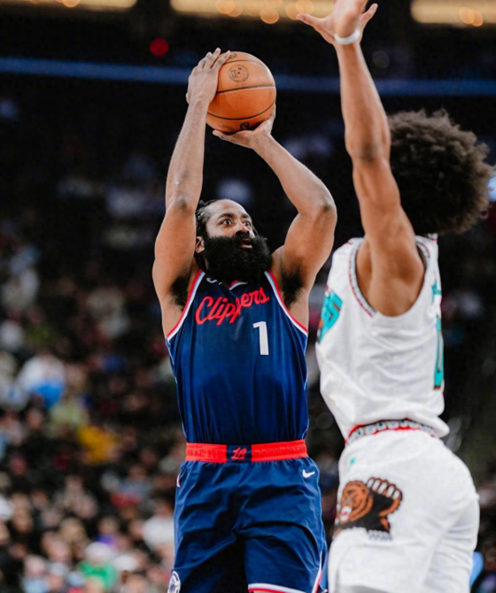 包含灰熊客场连败，孟菲斯小将独撑大局表现出色的词条