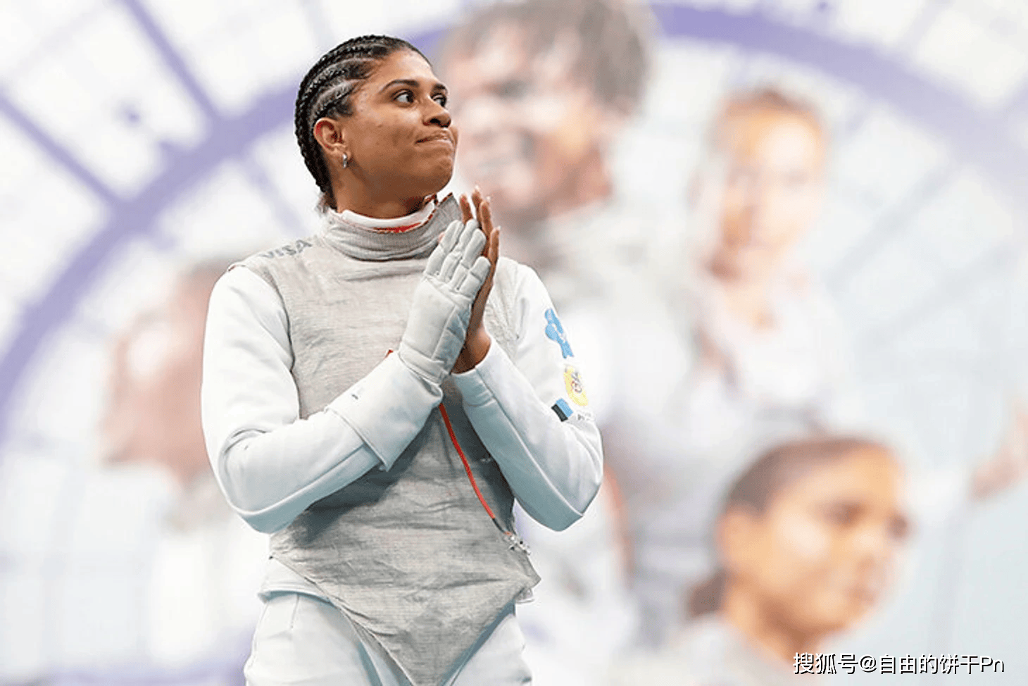 俄罗斯运动员取得击剑比赛胜利