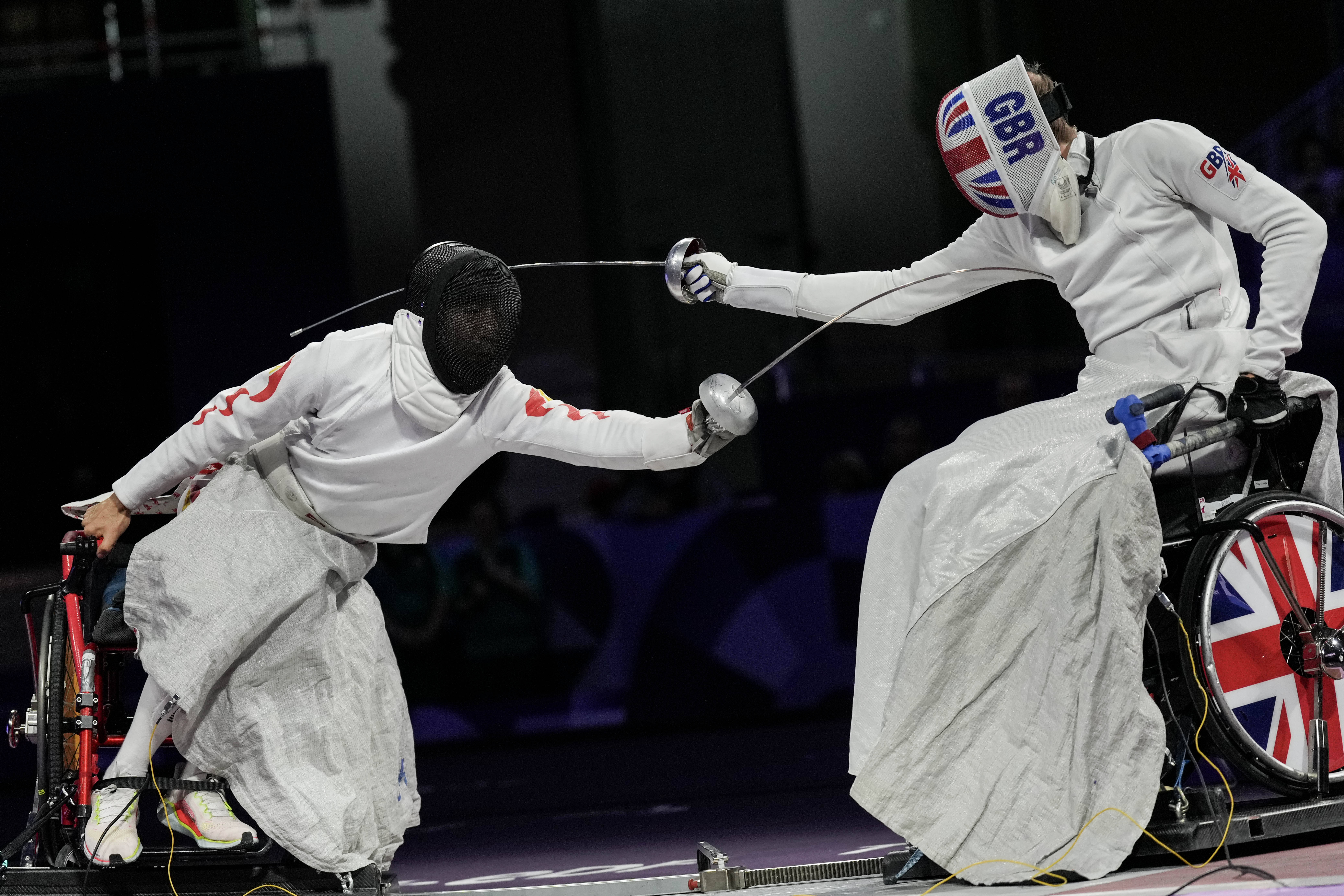 俄罗斯运动员取得击剑比赛胜利