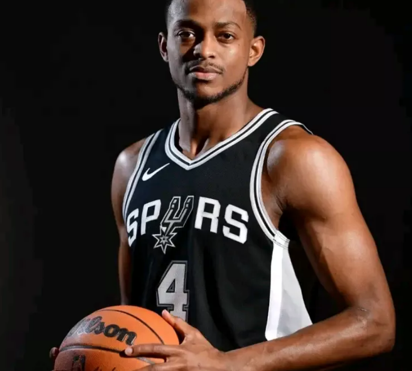 包含鹈鹕逆转马刺，萨博尼斯打破历史纪录的词条