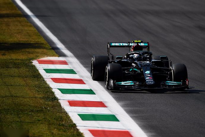 梅赛德斯翻盘红牛二队,拉塞尔统治全场 梅赛德斯翻盘红牛二队,拉塞尔统治全场