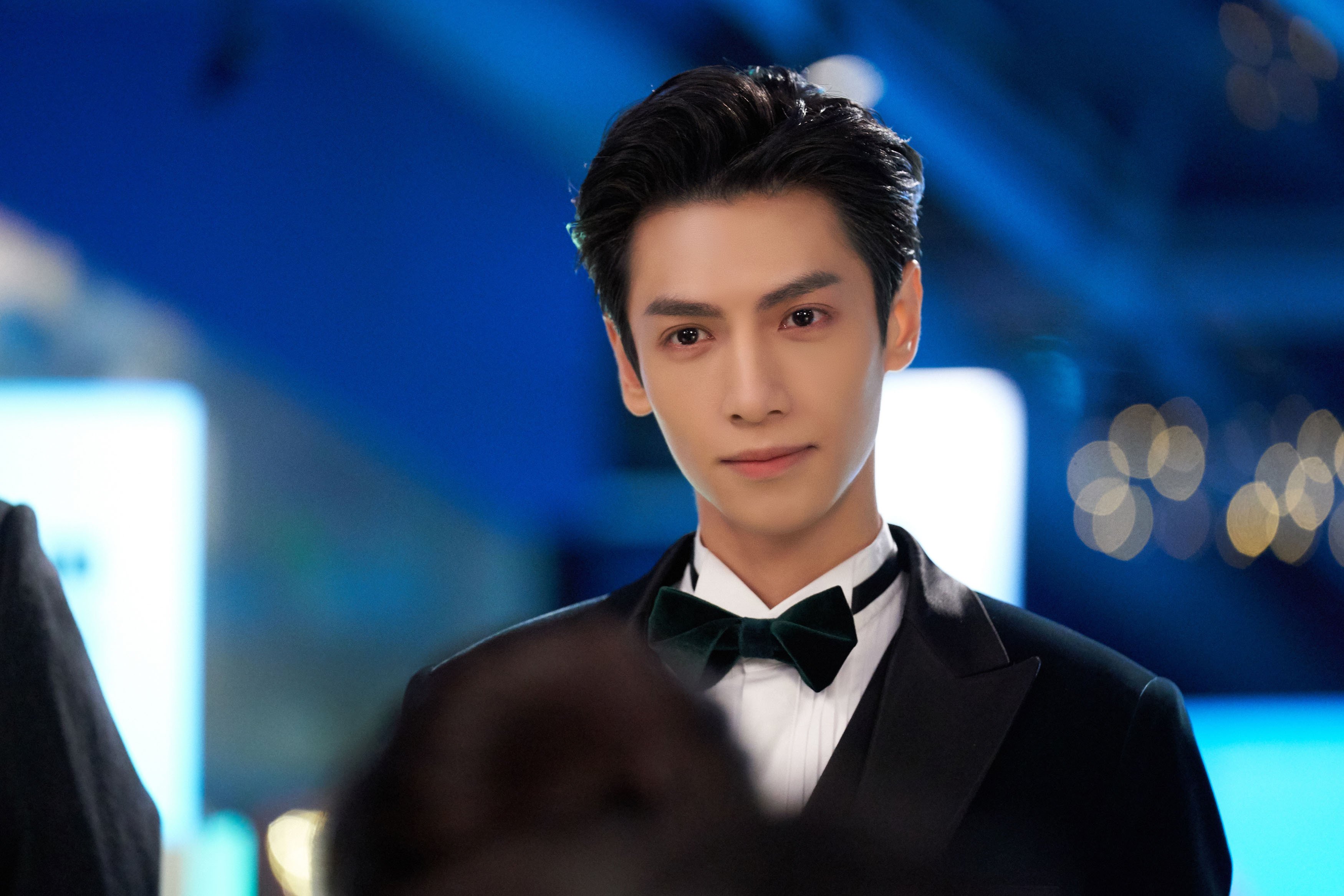 金钱在绿茵场翩翩起舞，英雄在鎏金时代横空出世，现代足球的双面寓言