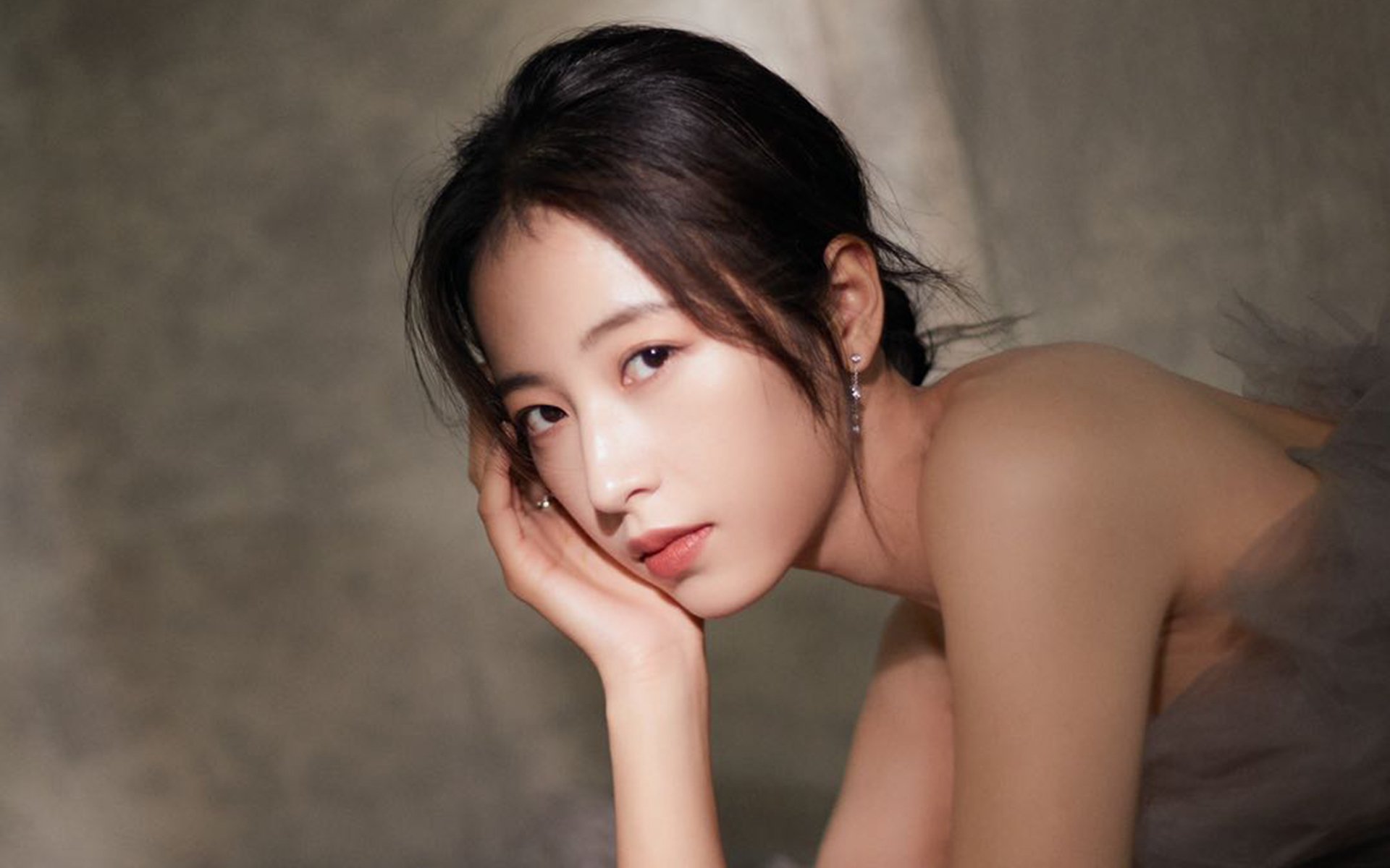 开云体育官方网站-包含观众为运动员的出色表现欢呼不断，场面热闹非凡的词条